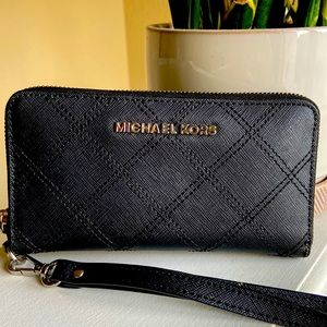 Michael Kors Continental Wallet Wrislet
